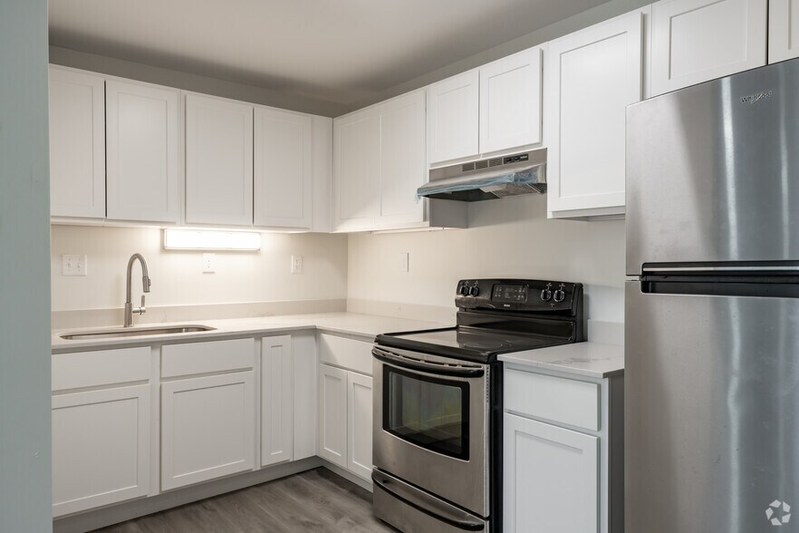 1BR, 1BA - 750SF - Kitchen - Dorchester Arms