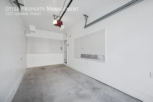 Building Photo - 1127 Leopard St