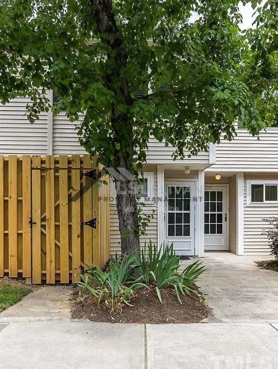 Building Photo - 220 Elizabeth St