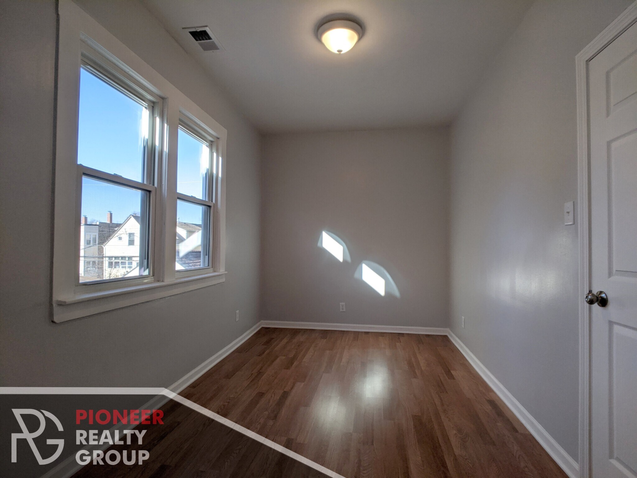 Building Photo - 1520 W Melrose St