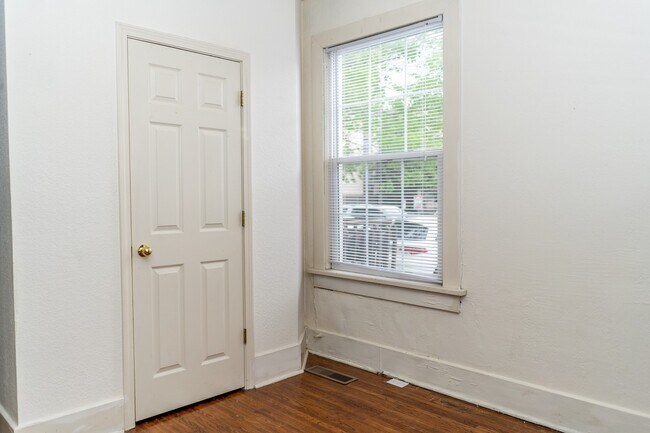 Building Photo - 1105 Hamilton Way