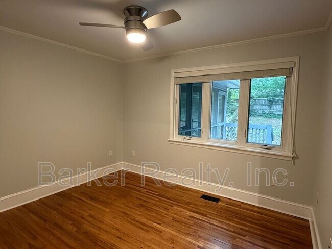 Building Photo - 401 Barclay Rd