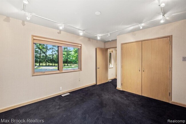 Building Photo - 3333 W Shore Dr