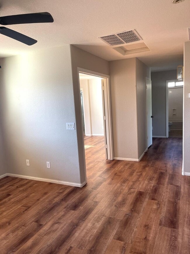 Building Photo - 985 E Saddle Way