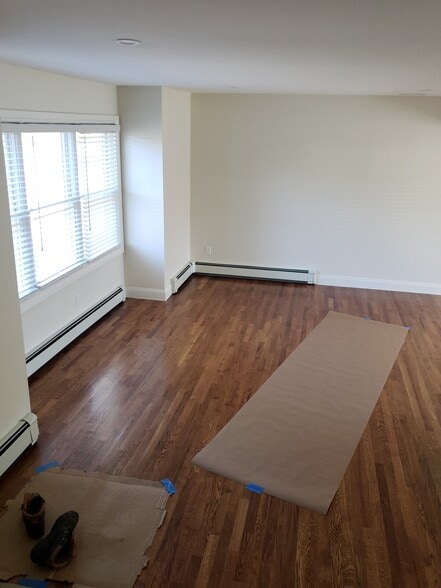 Building Photo - 34 Old East Neck Rd