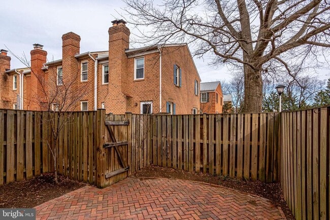Building Photo - 839 N Greenbrier St