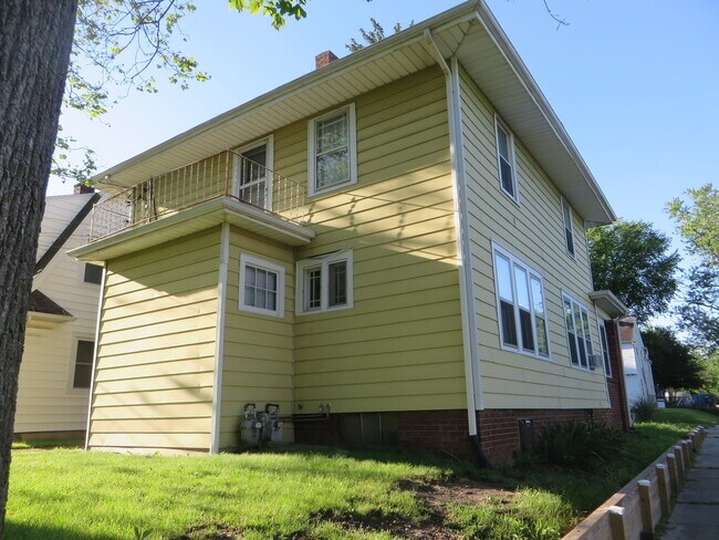 Building Photo - 826 Nuttman Ave