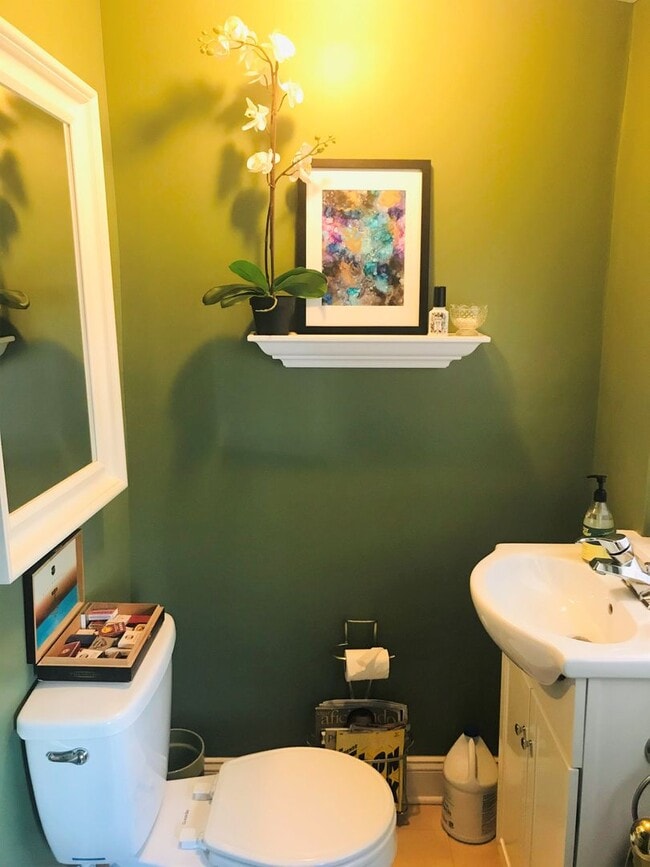 Building Photo - Gorgeous 3-Bed Townhome in Whitman! Available mid-July!