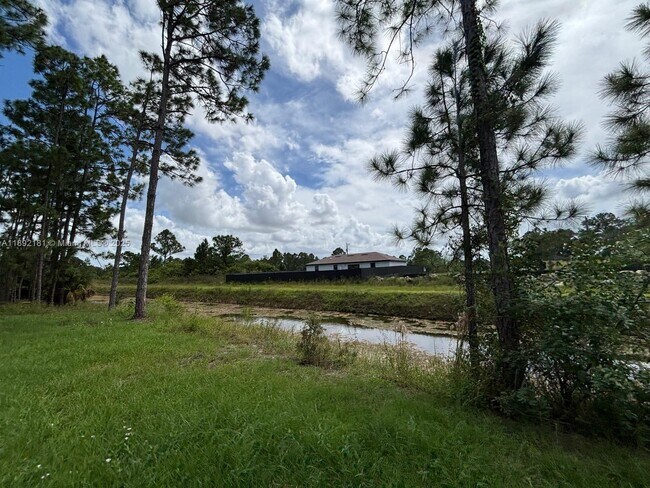 Building Photo - 1018 Maddock St E