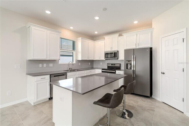 Building Photo - 1651 Chatsworth Cir