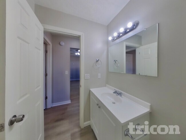 Building Photo - 362 Park Ct N