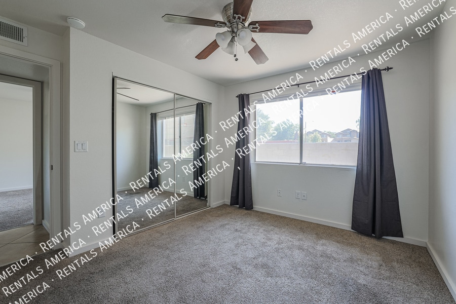 Building Photo - 1014 E Spence Ave