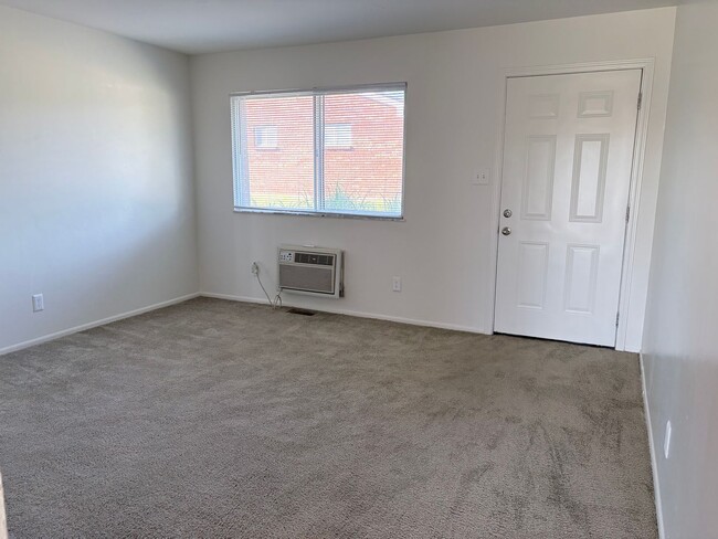 Building Photo - 2 bedroom ranch style apartment