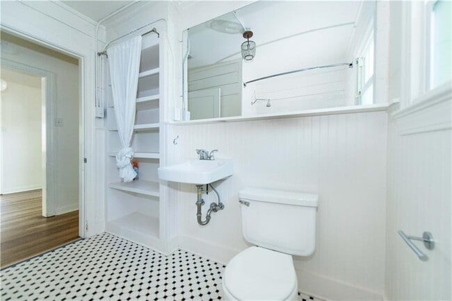 Building Photo - 906 E 53rd St