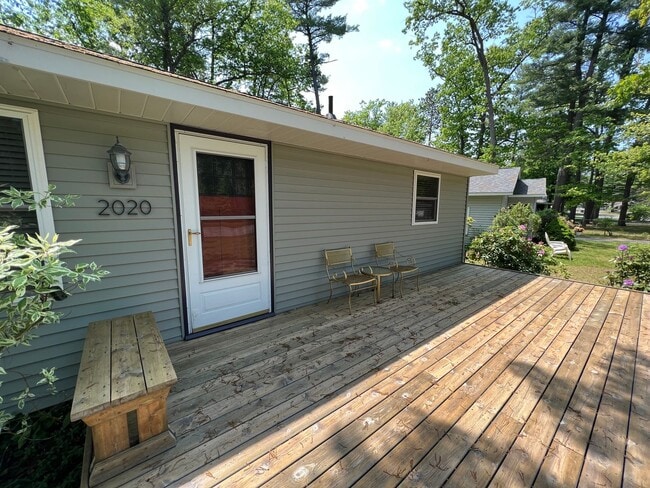 Building Photo - The Little Bungalow of Your Dreams Near East Bay! 2BR / 1BA Long-Term Rental