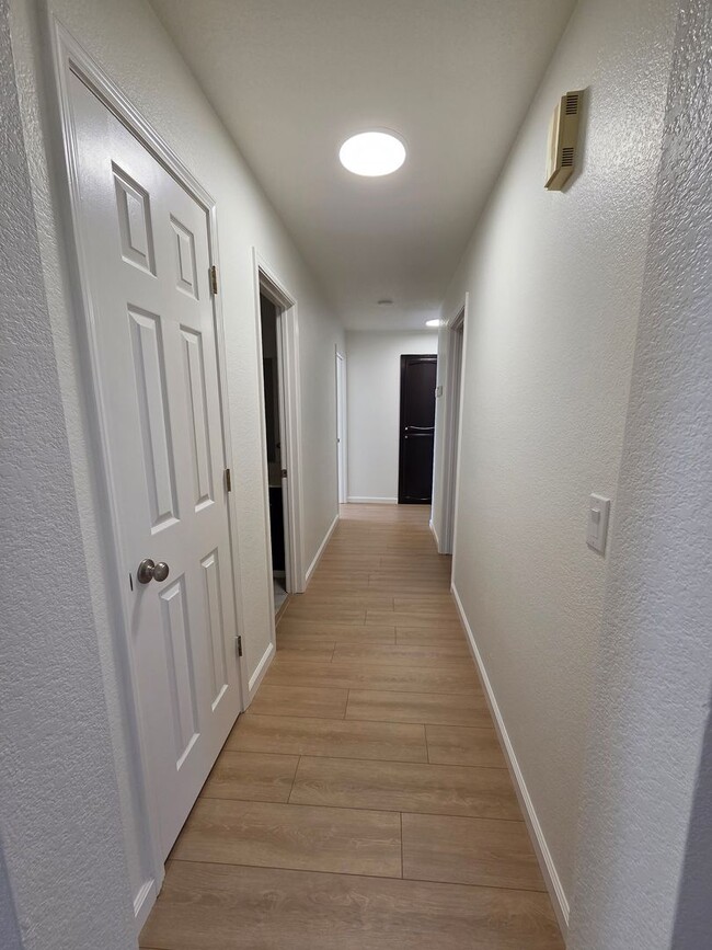 Building Photo - Super clean! 3 Bdrm, 2 Bath near Lembi Park