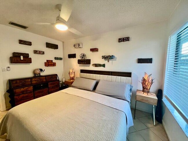 Building Photo - 5570 SW 9th Ct