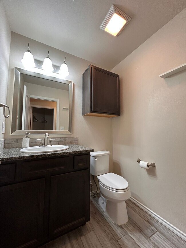 Building Photo - 4 bedroom 3 bathroom