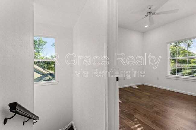 Building Photo - 2317 Maple Ave