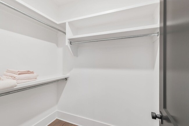 Building Photo - 5 Bedroom Home with Luxury Finishes in West End