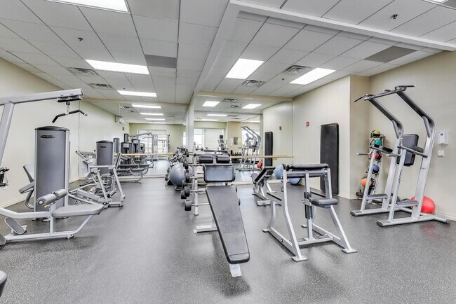 Building Photo - 512 N McClurg Ct