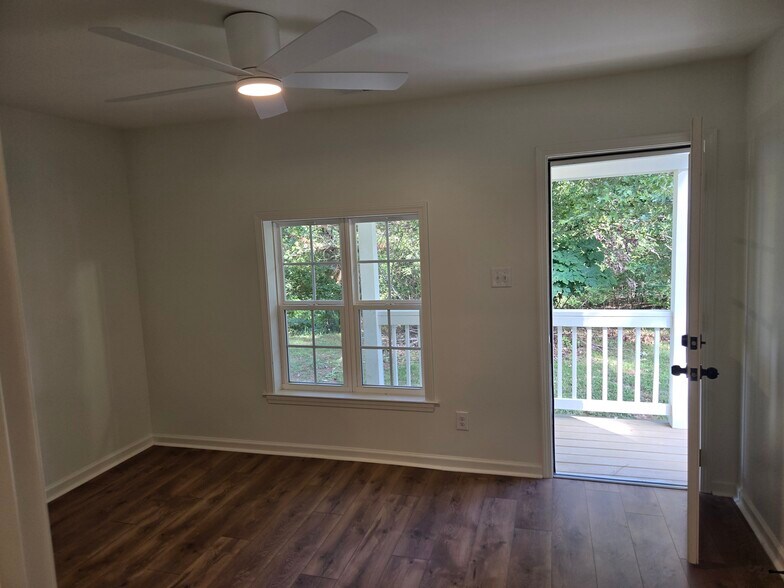 Building Photo - 880 Pisgah N