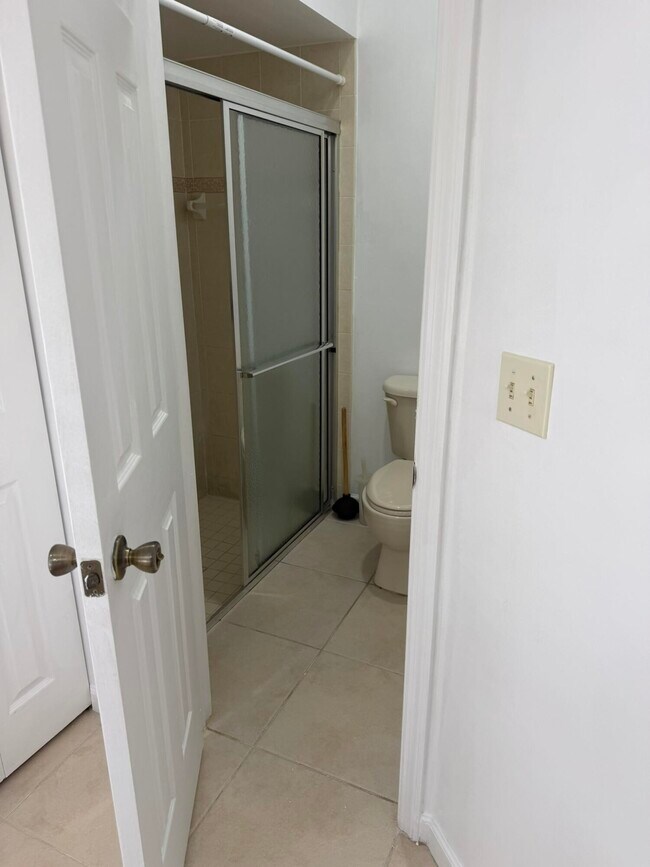 Building Photo - 137 SW Meade Cir