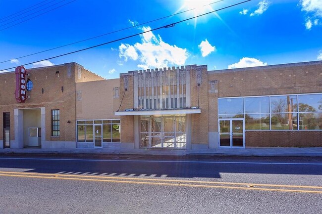 Building Photo - 102 Depot St