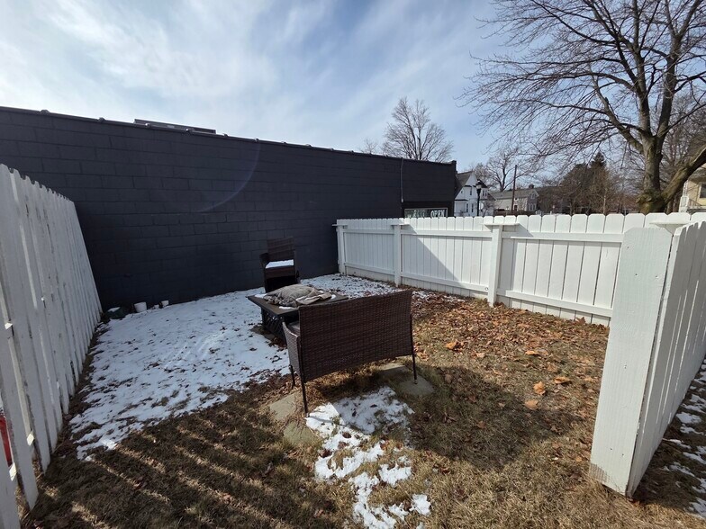 Building Photo - 412 Starkweather St