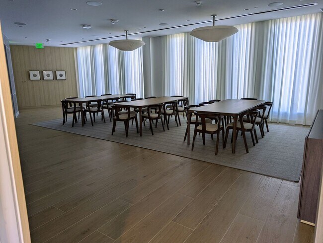 Building Photo - New Fully Furnished High Floor luxurious Studio with 1-Parking at 'A'ali'i