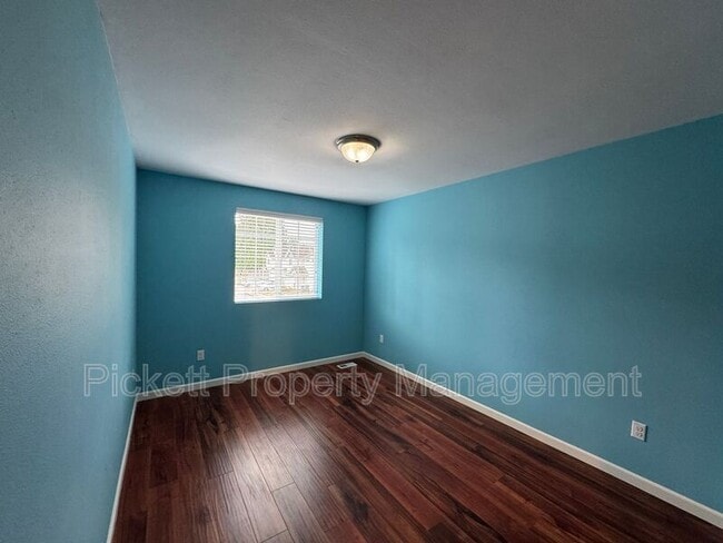 Building Photo - 3530 NE Rozene Way