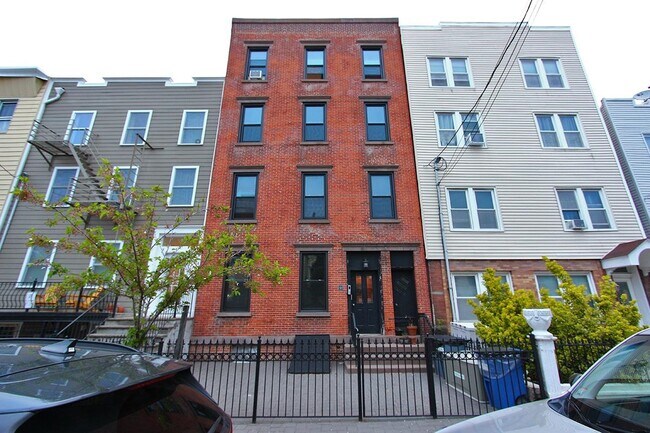Primary Photo - 322 4th St