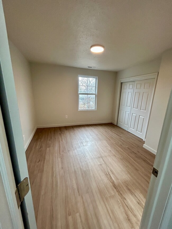 Building Photo - 1423 Mitchell Ave