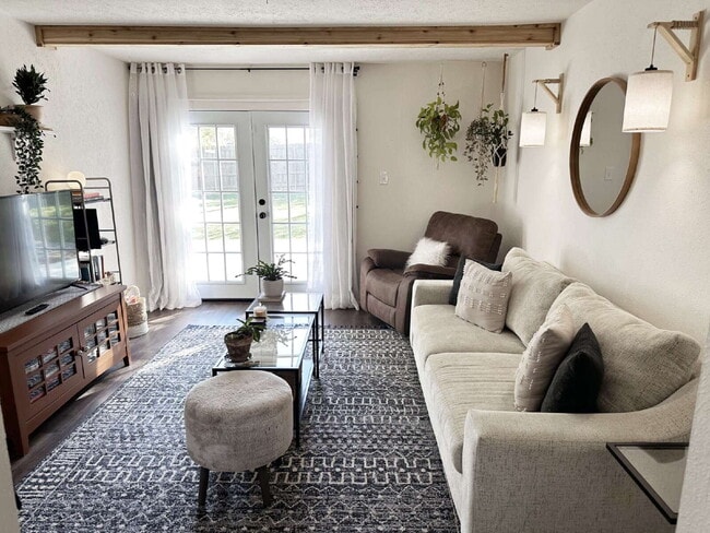 Building Photo - "Adorable 3-Bed Home with Modern Updates, Classic Charm and a Spacious Backyard Retreat!"