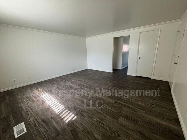 Building Photo - 1735 S Holladay Blvd