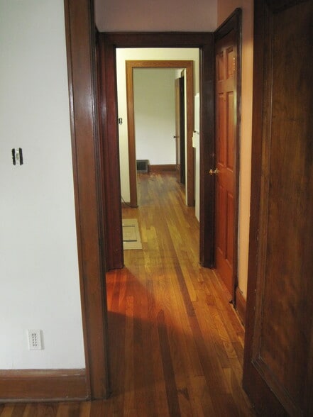 Hardwood floors - 1520 Front St