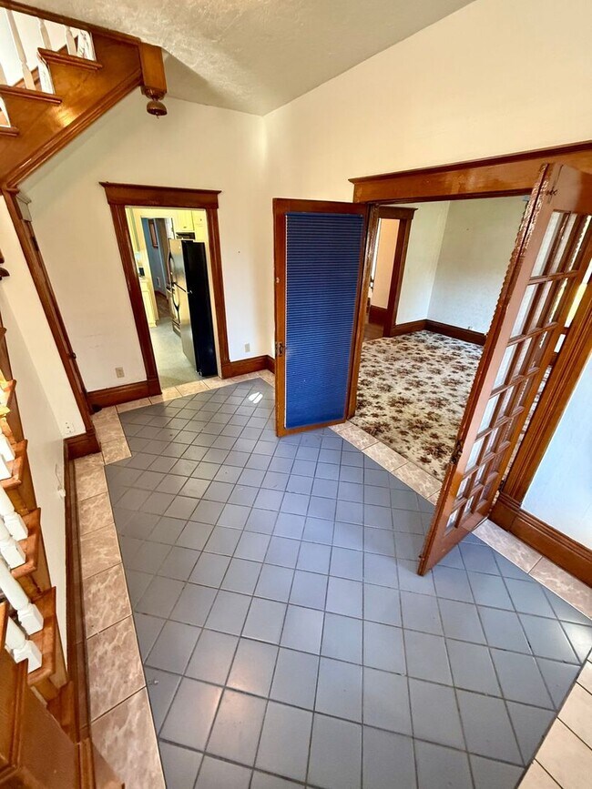 Building Photo - Victorian Charmer – 3 Bed, 1.75 Bath – Utilities Included!