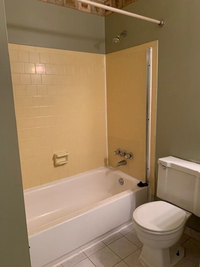 Building Photo - Spacious 3 BR, 2.5 BA townhouse with finis...
