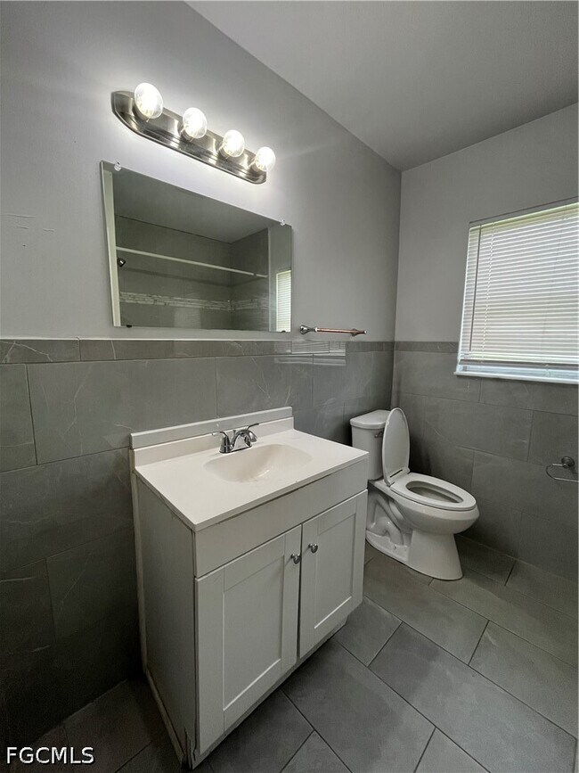 Building Photo - 2031 Maravilla Cir