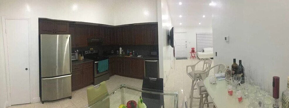 Building Photo - 11821 SW 123rd Ave