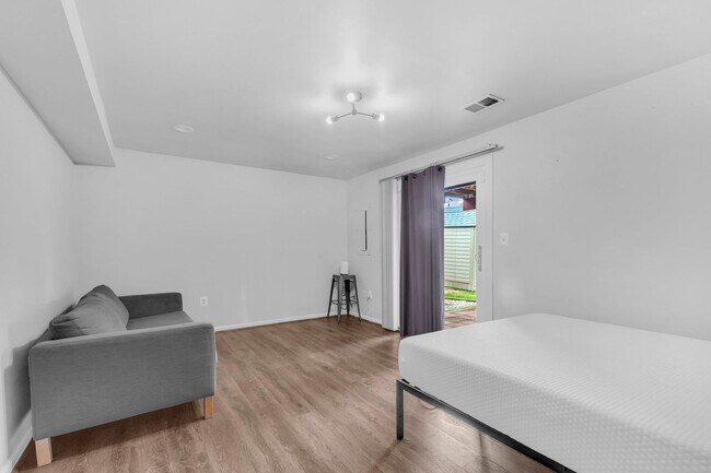 Building Photo - Beautifully Updated End-Unit Townhome in P...