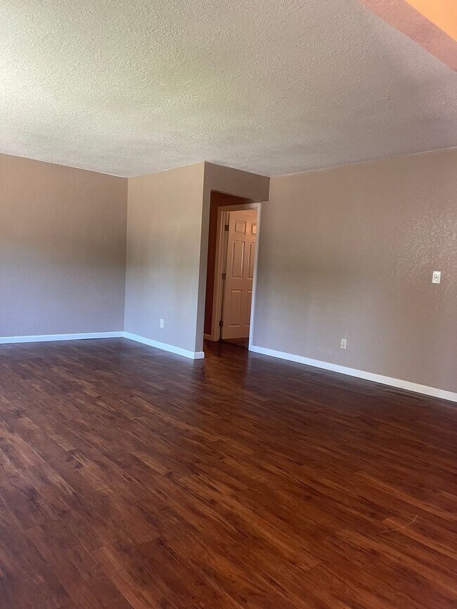 Building Photo - LARGE 4 BEDROOM 2 BATHROOM HOME IN THE PEPPERTREE SUBDIVISION
