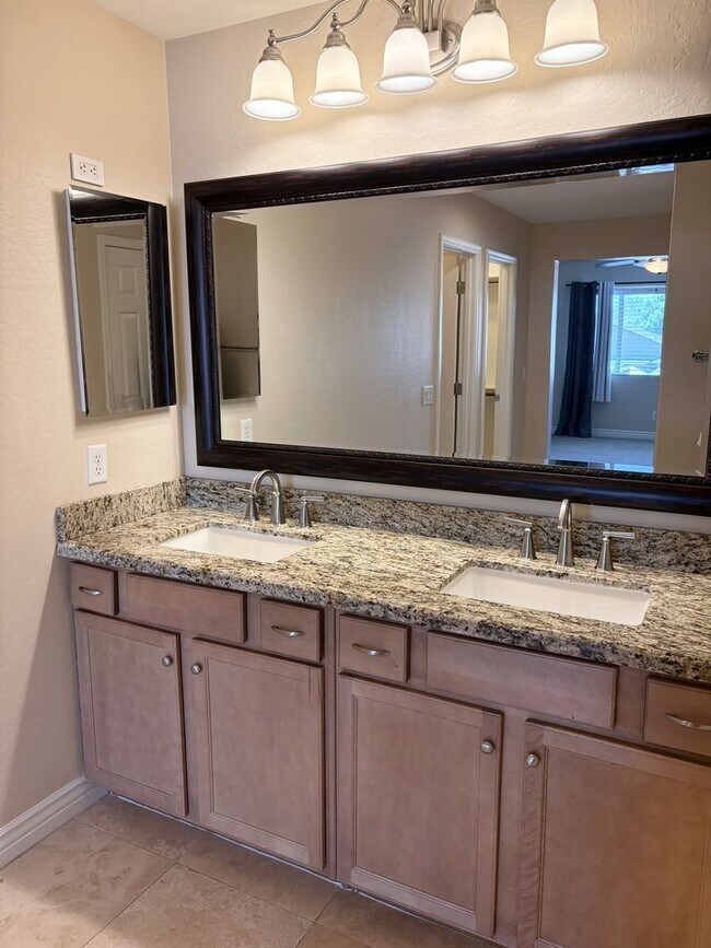 Building Photo - **STUNNING 4 BEDROOM/3 BATHROOM/2 CAR GARAGE/GATED COMMUNITY HOME IN MESA (SOUTHERN & LINDSAY)**