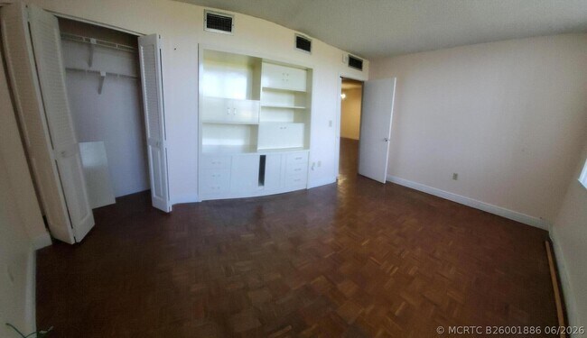 Building Photo - 1400 St Charles Pl
