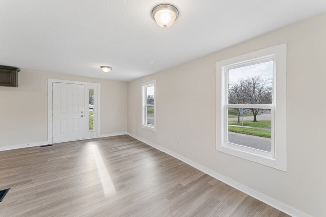 Building Photo - This cozy residence features a bright living space and well-appointed kitchen.  1st month is FREE...