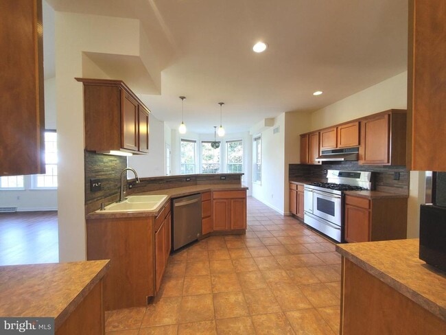 Building Photo - 5 Bandcroft Dr