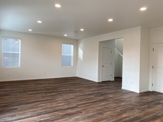 Building Photo - Exquisite 3 Bed 2.5 Bath Single Family Home