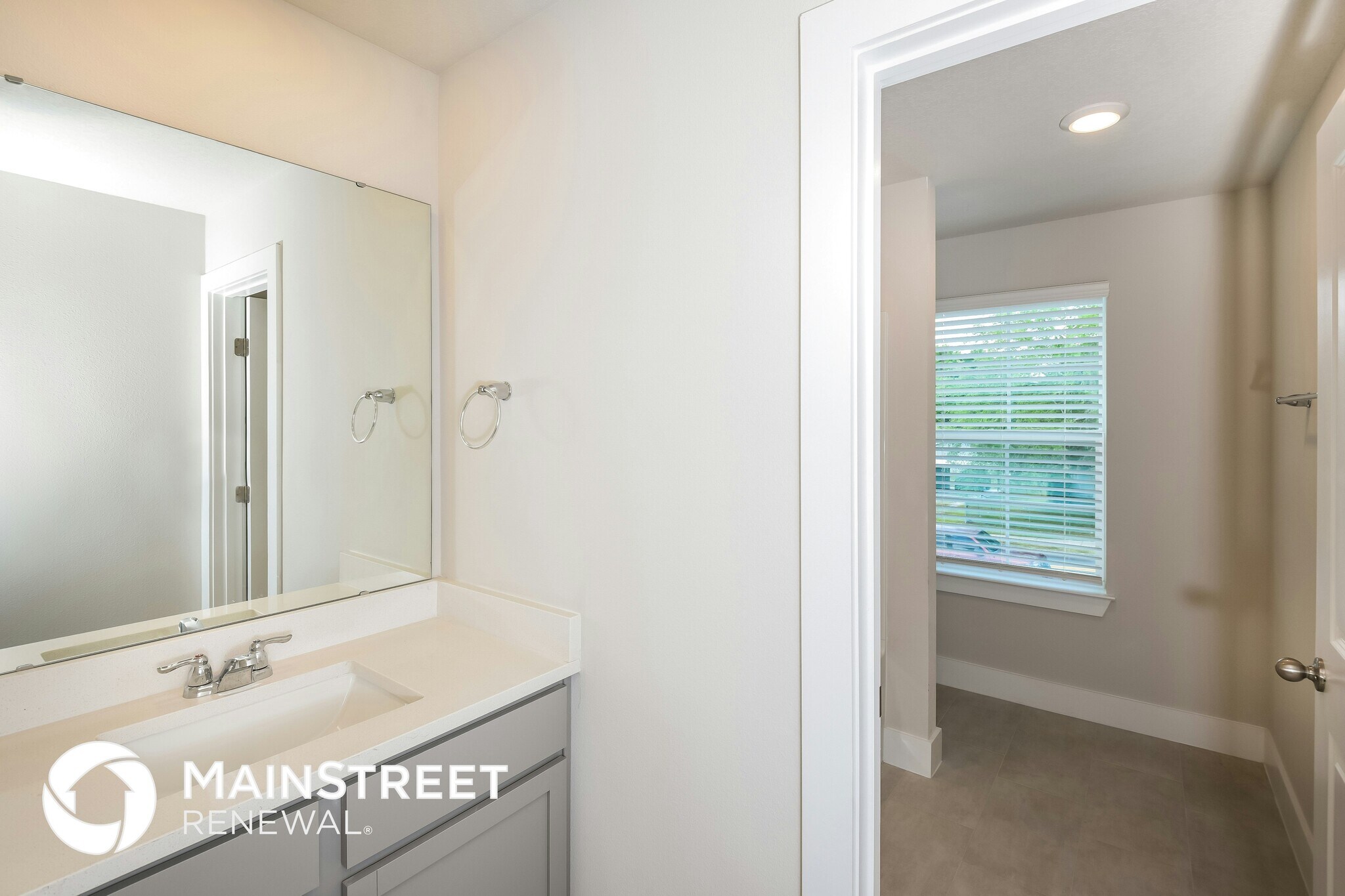 Building Photo - 816 E Voorhis Ave