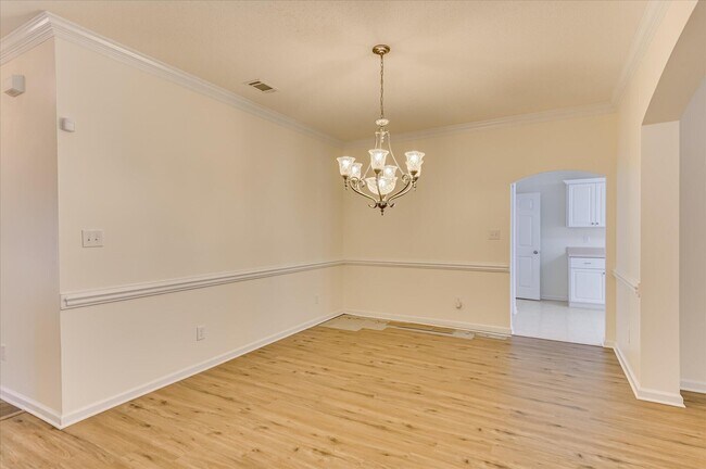 Building Photo - 443 Surrey Park Dr SE