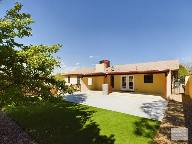 Building Photo - Beautifully Remodeled single Level Home Av...